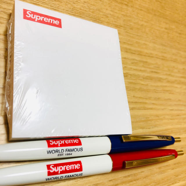 Supreme(シュプリーム)のSupreme 非売品 BIC ボールペン赤青 & ロゴ入りPost-it インテリア/住まい/日用品の文房具(ペン/マーカー)の商品写真