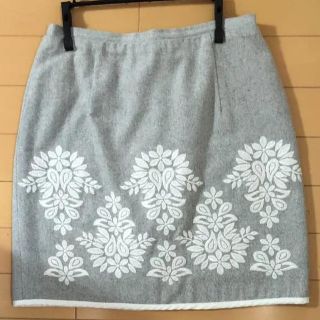 ビアズリー(BEARDSLEY)のビアズリー刺繍スカート(ひざ丈スカート)