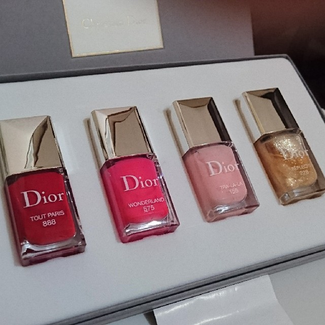 Dior(ディオール)の【Dior 】会員限定色マニキュアセット 未使用 コスメ/美容のネイル(マニキュア)の商品写真