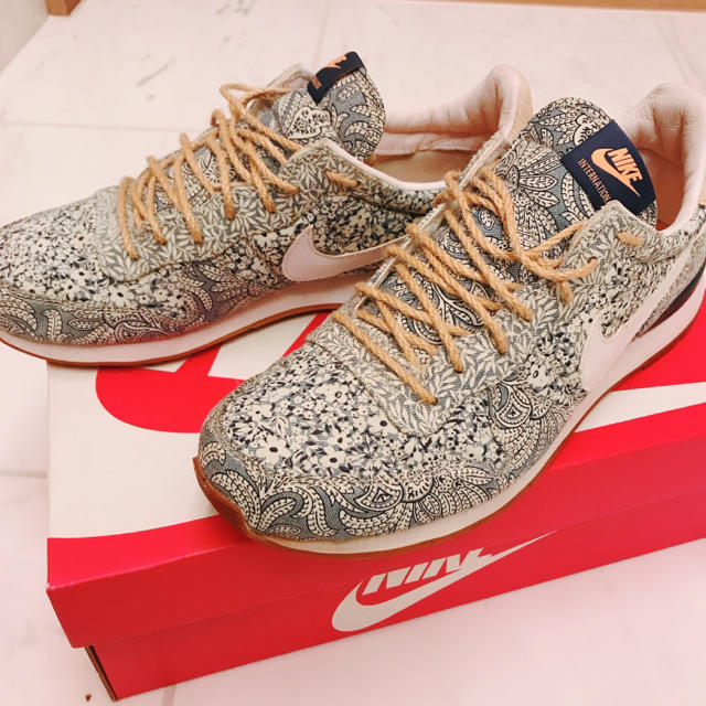 NIKE(ナイキ)のWomens NIKE Internationalist Liberty 美品 レディースの靴/シューズ(スニーカー)の商品写真