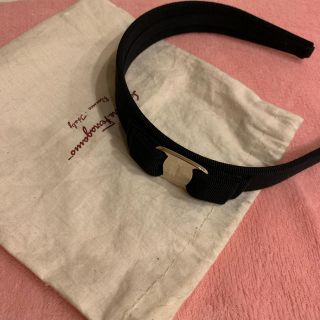 サルヴァトーレフェラガモ(Salvatore Ferragamo)の【保存袋付き】フェラガモ 定番 太カチューシャ ヴァラリボン 黒×ゴールド(カチューシャ)