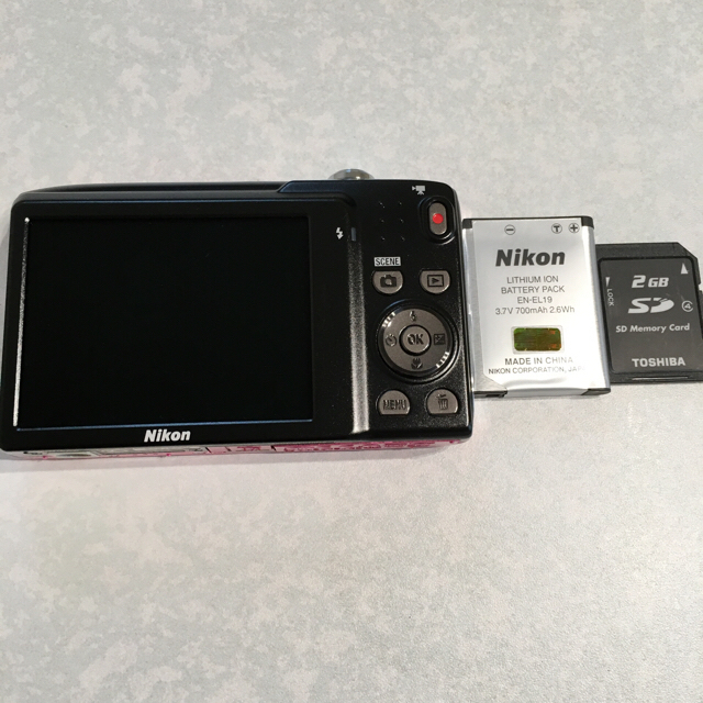 Nikon(ニコン)のお買得！ 美品 NIKON COOLPIX デジカメ SDカード ケース付き スマホ/家電/カメラのカメラ(コンパクトデジタルカメラ)の商品写真