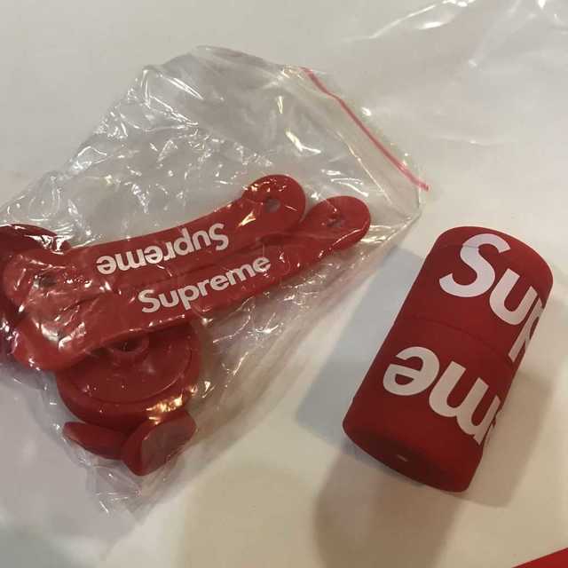 Supreme(シュプリーム)のSupreme×Lucetta Magnetic Bike Lights赤 スポーツ/アウトドアの自転車(パーツ)の商品写真