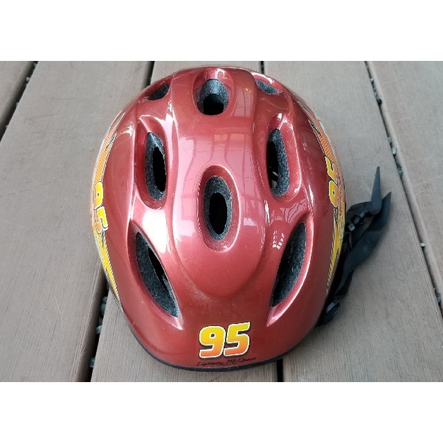 Disney(ディズニー)のDisneyカーズ自転車ヘルメット　子供用　レッド47～52センチ
2歳～4歳
 スポーツ/アウトドアの自転車(その他)の商品写真