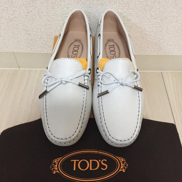 TOD'S(トッズ)のMHY様専用 新品 TOD'S 定番 ゴンミーニ ドライビングシューズ レディースの靴/シューズ(スリッポン/モカシン)の商品写真