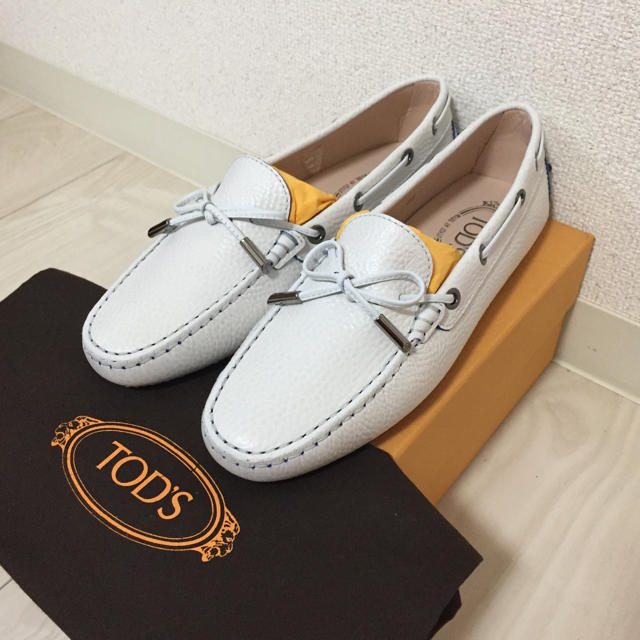 TOD'S(トッズ)のMHY様専用 新品 TOD'S 定番 ゴンミーニ ドライビングシューズ レディースの靴/シューズ(スリッポン/モカシン)の商品写真