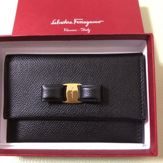 サルヴァトーレフェラガモ(Salvatore Ferragamo)の〈フェラガモ 〉ヴァラ・リボン 名刺入れカードケース(名刺入れ/定期入れ)