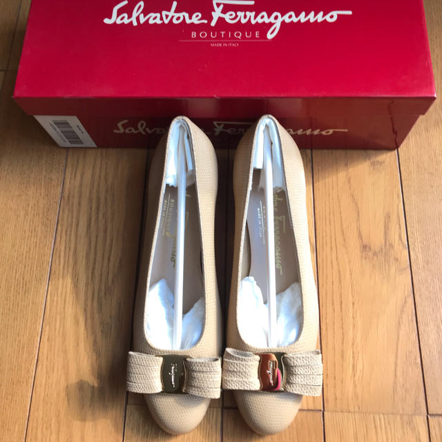 Salvatore Ferragamo(サルヴァトーレフェラガモ)の★新品★【SalvatoreFerragamo：フェラガモ】◆ヴァラ◆ レディースの靴/シューズ(ハイヒール/パンプス)の商品写真