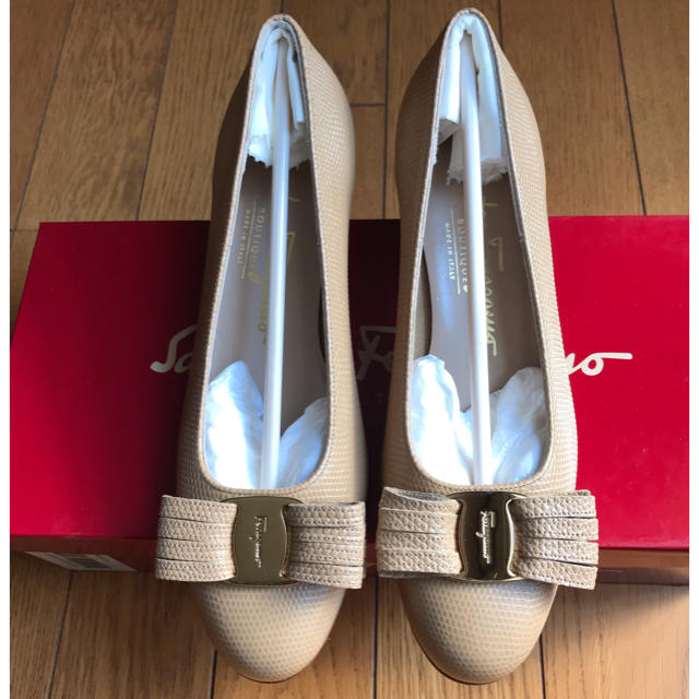 Salvatore Ferragamo(サルヴァトーレフェラガモ)の★新品★【SalvatoreFerragamo：フェラガモ】◆ヴァラ◆ レディースの靴/シューズ(ハイヒール/パンプス)の商品写真