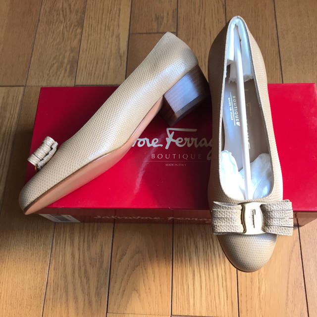 Salvatore Ferragamo(サルヴァトーレフェラガモ)の★新品★【SalvatoreFerragamo：フェラガモ】◆ヴァラ◆ レディースの靴/シューズ(ハイヒール/パンプス)の商品写真