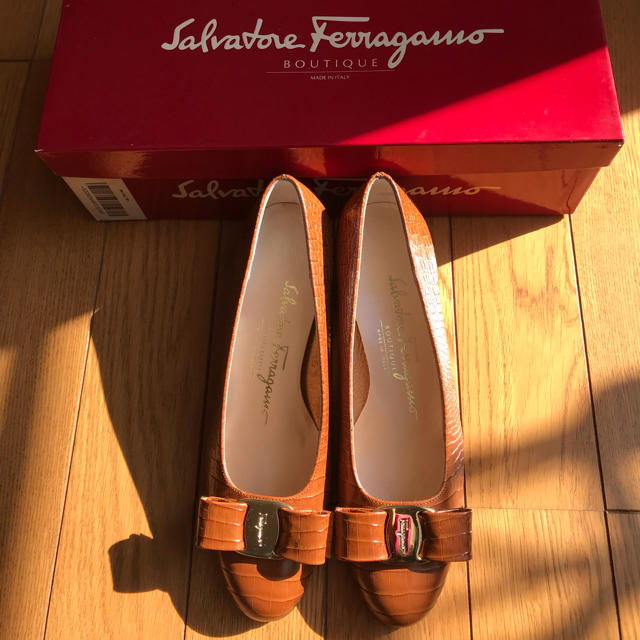 Salvatore Ferragamo(サルヴァトーレフェラガモ)の★新品★【SalvatoreFerragamo：フェラガモ】◆ヴァラ◆ レディースの靴/シューズ(ハイヒール/パンプス)の商品写真