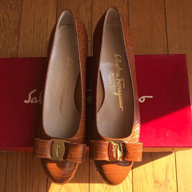 Salvatore Ferragamo(サルヴァトーレフェラガモ)の★新品★【SalvatoreFerragamo：フェラガモ】◆ヴァラ◆ レディースの靴/シューズ(ハイヒール/パンプス)の商品写真