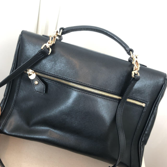 Charles and Keith(チャールズアンドキース)のCHARLES&KEITHフラップショルダー付きbag レディースのバッグ(ハンドバッグ)の商品写真