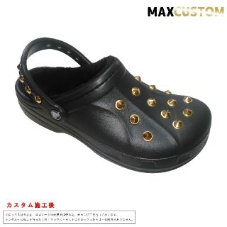 クロックス(crocs)のクロックス crocs パンク カスタム 黒 金 ボア付 22～27cm 新品(サンダル)