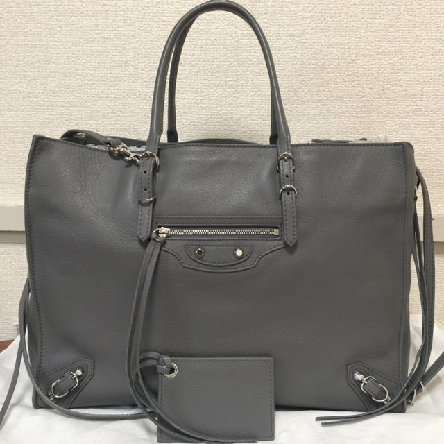 BALENCIAGA BAG(バレンシアガバッグ)の新品同様 美品 バレンシアガ  ペーパーB4 グレー レディースのバッグ(ハンドバッグ)の商品写真