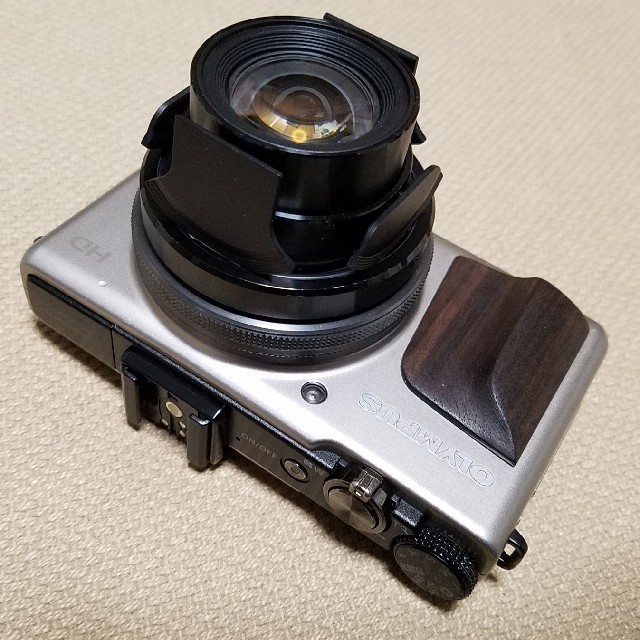 OLYMPUS(オリンパス)のOLYMPUS XZ-1 チタニウムシルバー 自動開閉キャップ付き スマホ/家電/カメラのカメラ(コンパクトデジタルカメラ)の商品写真
