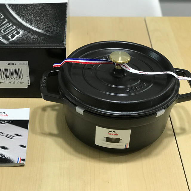 STAUB(ストウブ)の【新品未使用品】STAUB ストウブ ココットロンド 22センチ ブラック インテリア/住まい/日用品のキッチン/食器(鍋/フライパン)の商品写真