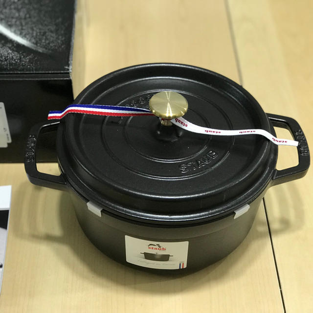 STAUB(ストウブ)の【新品未使用品】STAUB ストウブ ココットロンド 22センチ ブラック インテリア/住まい/日用品のキッチン/食器(鍋/フライパン)の商品写真