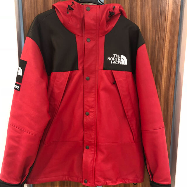大特価新作 Supreme - supremeノース 赤 L マウンテン パーカーの通販