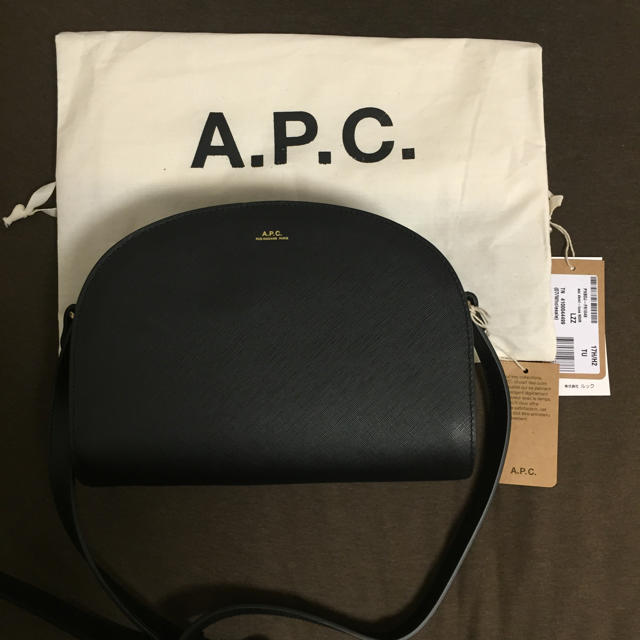 apc アーペーセー ハーフムーンバッグ エンボス 黒ショルダーバッグ