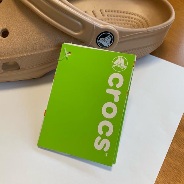 crocs(クロックス)の（専用）crocs Classic ゴールド 24cm レディースの靴/シューズ(サンダル)の商品写真