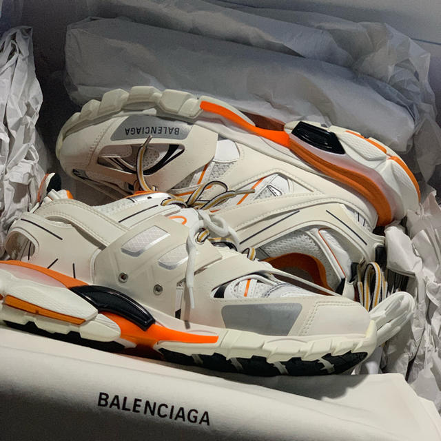 BALENCIAGA トラック