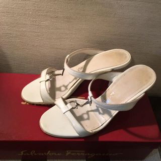 サルヴァトーレフェラガモ(Salvatore Ferragamo)のフェラガモ  サンダル 白(サンダル)