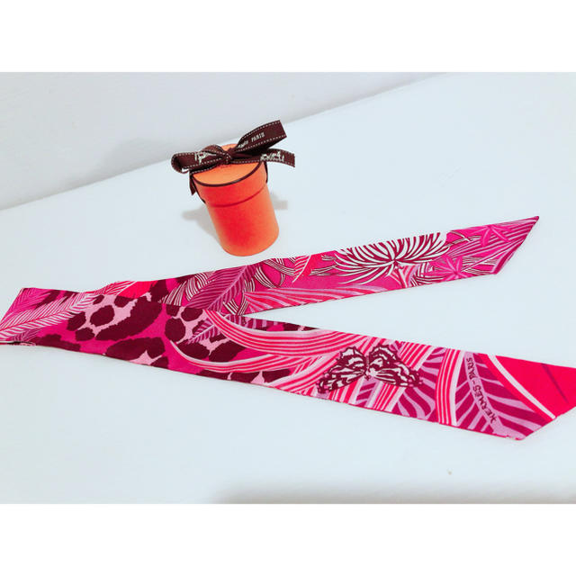Hermes(エルメス)の新作★ ピンク ツイリー Jaguar Quetzal エルメス 蝶 レオパード レディースのファッション小物(バンダナ/スカーフ)の商品写真