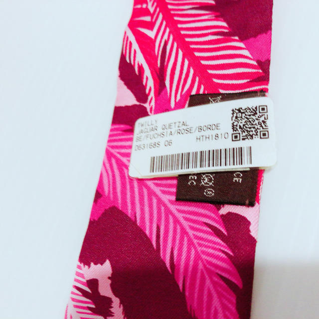 Hermes(エルメス)の新作★ ピンク ツイリー Jaguar Quetzal エルメス 蝶 レオパード レディースのファッション小物(バンダナ/スカーフ)の商品写真