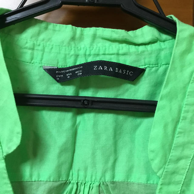 ZARA(ザラ)のZARA グリーンシャツ レディースのトップス(シャツ/ブラウス(長袖/七分))の商品写真