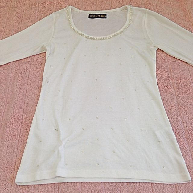 CECIL McBEE(セシルマクビー)のパールの白トップス レディースのトップス(Tシャツ(長袖/七分))の商品写真