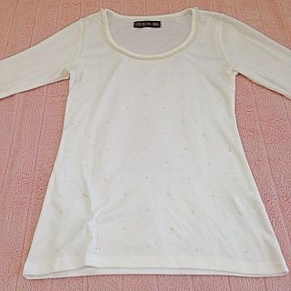 セシルマクビー(CECIL McBEE)のパールの白トップス(Tシャツ(長袖/七分))