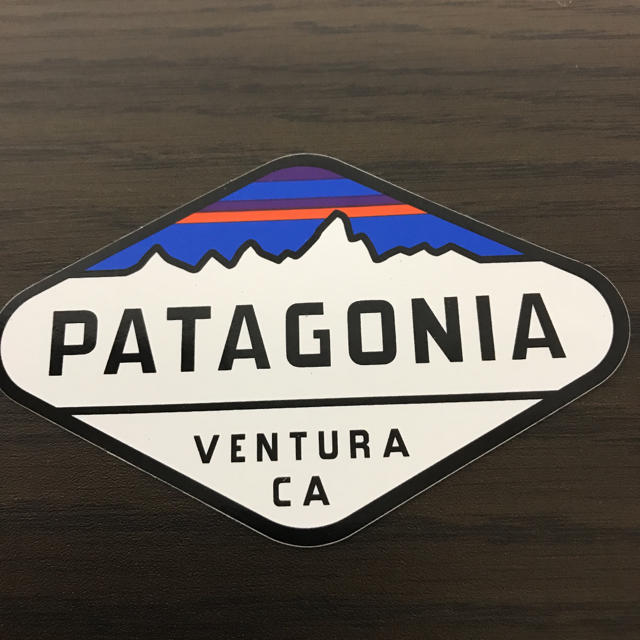 patagonia(パタゴニア)の【縦6.4cm横10.2cm】patagonia パタゴニア  公式ステッカー 自動車/バイクのバイク(ステッカー)の商品写真