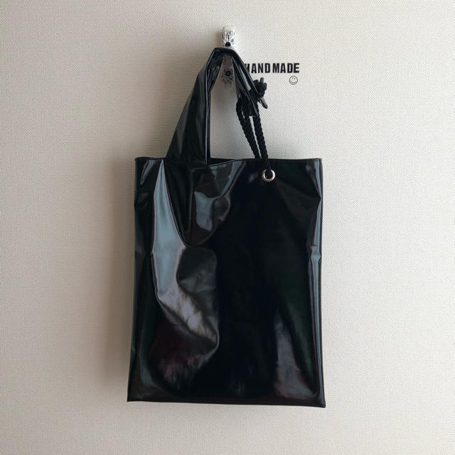 ハンドメイド  エナメル 黒 手提げバッグ ハンドメイドのファッション小物(バッグ)の商品写真