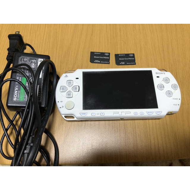PlayStation Portable(プレイステーションポータブル)のPSP-2000のホワイト  ジャンク扱い エンタメ/ホビーのゲームソフト/ゲーム機本体(携帯用ゲーム機本体)の商品写真