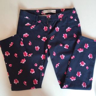 アバクロンビーアンドフィッチ(Abercrombie&Fitch)の花柄スキニーパンツ(デニム/ジーンズ)