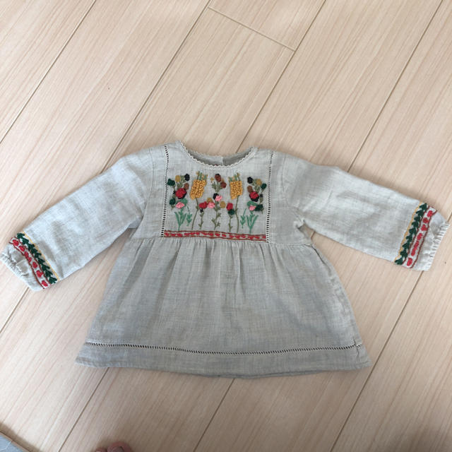 ZARA KIDS(ザラキッズ)のZara Baby 刺繍ブラウス キッズ/ベビー/マタニティのベビー服(~85cm)(シャツ/カットソー)の商品写真