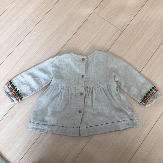 ZARA KIDS(ザラキッズ)のZara Baby 刺繍ブラウス キッズ/ベビー/マタニティのベビー服(~85cm)(シャツ/カットソー)の商品写真