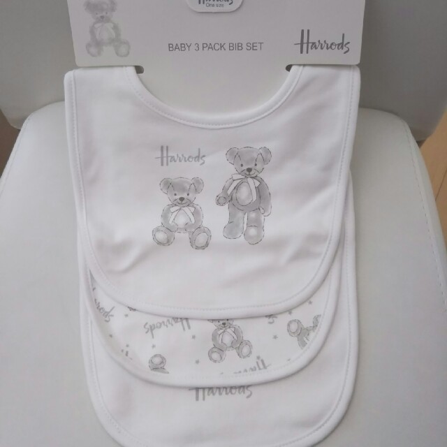 Harrods(ハロッズ)のHarrods ﾊﾛｯｽﾞ ｽﾀｲ ベビー くま 3枚ｾｯﾄ キッズ/ベビー/マタニティのこども用ファッション小物(ベビースタイ/よだれかけ)の商品写真