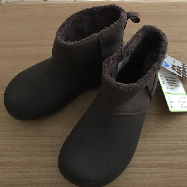 crocs(クロックス)の新品 crocs 中総ボアブーツ 21cm キッズ/ベビー/マタニティのキッズ靴/シューズ(15cm~)(ブーツ)の商品写真