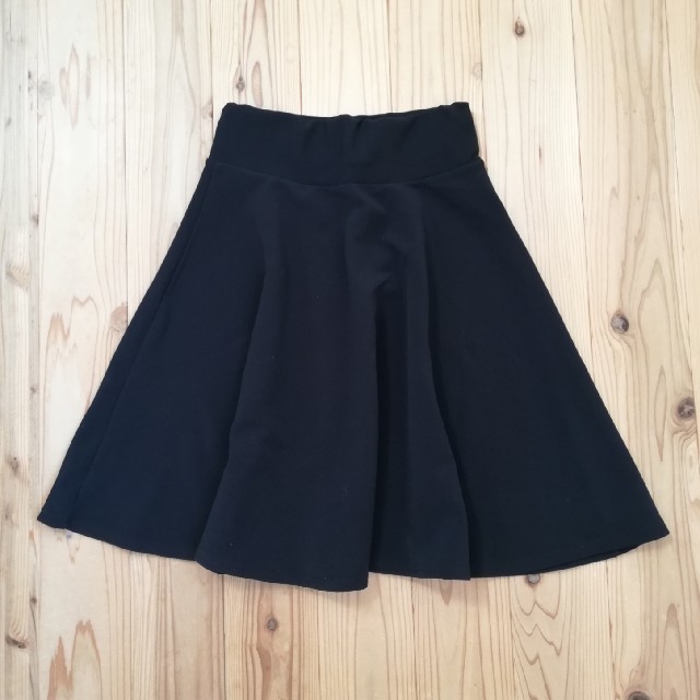 GU(ジーユー)のブラックフレアースカート レディースのスカート(ひざ丈スカート)の商品写真