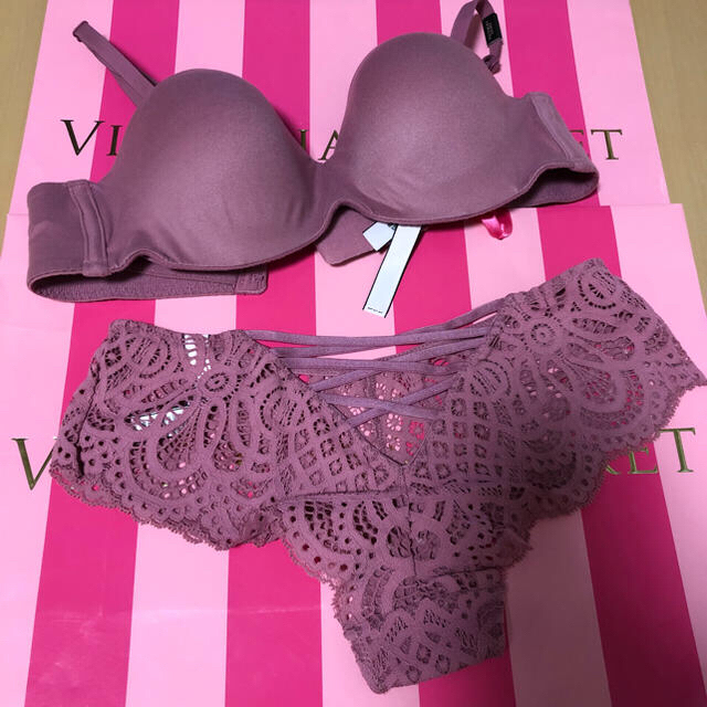 Victoria's Secret(ヴィクトリアズシークレット)のブラ パンツ セット レディースの下着/アンダーウェア(ブラ&ショーツセット)の商品写真