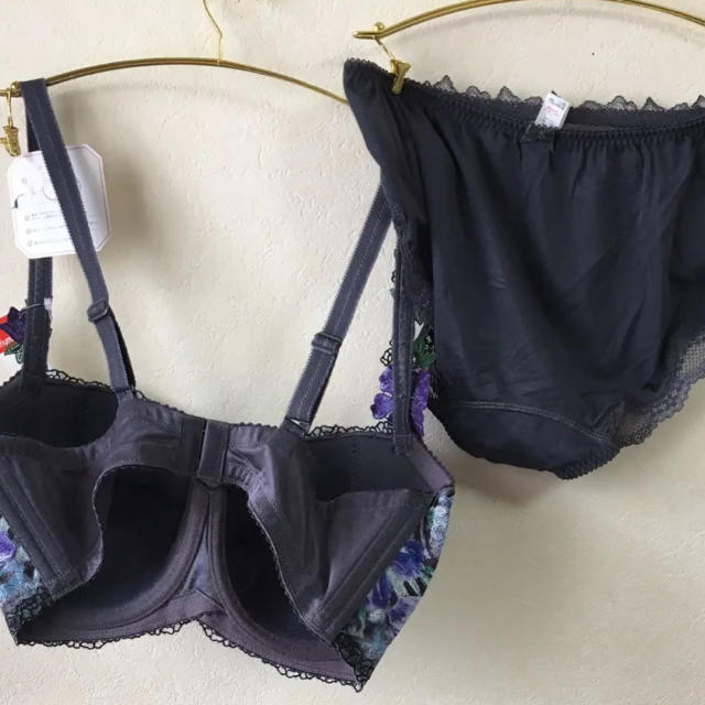 Triumph(トリンプ)の新品希少H75トリンプ高級ラインジュエリング百貨店お取り扱いグレー系 レディースの下着/アンダーウェア(ブラ&ショーツセット)の商品写真