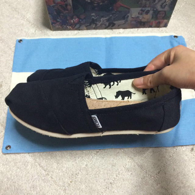 TOMS クラシック 黒 W6 レディースの靴/シューズ(スニーカー)の商品写真