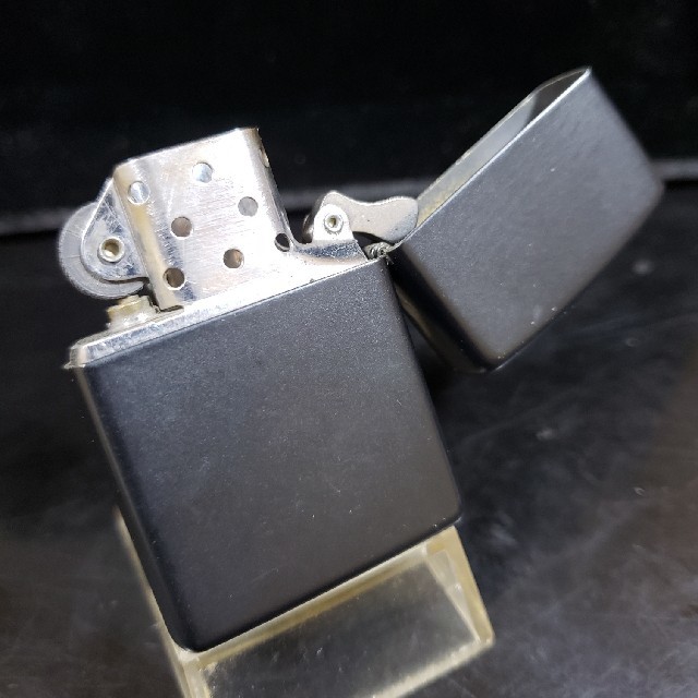 ZIPPO(ジッポー)の中古美品❤13C'ZIPPOコブラ デザイン❤マットブラック❤送料無料 メンズのファッション小物(タバコグッズ)の商品写真