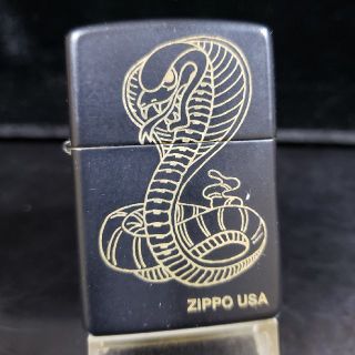 ジッポー(ZIPPO)の中古美品❤13C'ZIPPOコブラ デザイン❤マットブラック❤送料無料(タバコグッズ)