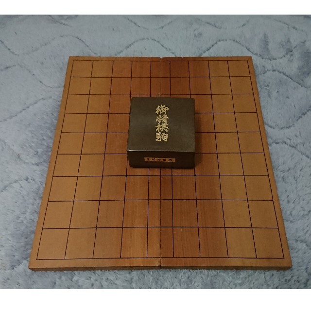  めぐさん専用☆将棋盤と駒の将棋セット

☆ エンタメ/ホビーのテーブルゲーム/ホビー(囲碁/将棋)の商品写真