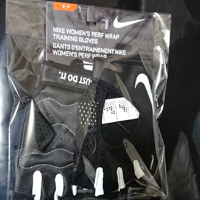 NIKE(ナイキ)の新品 NIKE レディース perf wrap training gloves レディースのファッション小物(手袋)の商品写真