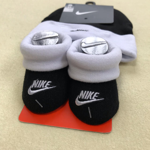 NIKE(ナイキ)のナイキ NIKE ベビー 帽子&靴下セット キッズ/ベビー/マタニティのこども用ファッション小物(帽子)の商品写真