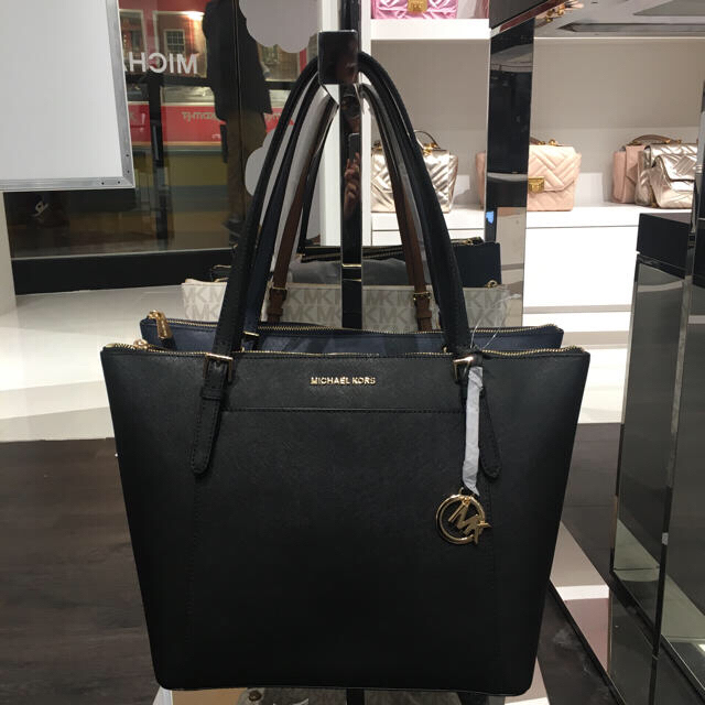 Michael Kors(マイケルコース)の【未使用新品】マイケルコース  トートバッグ MKチャーム レディースのバッグ(トートバッグ)の商品写真